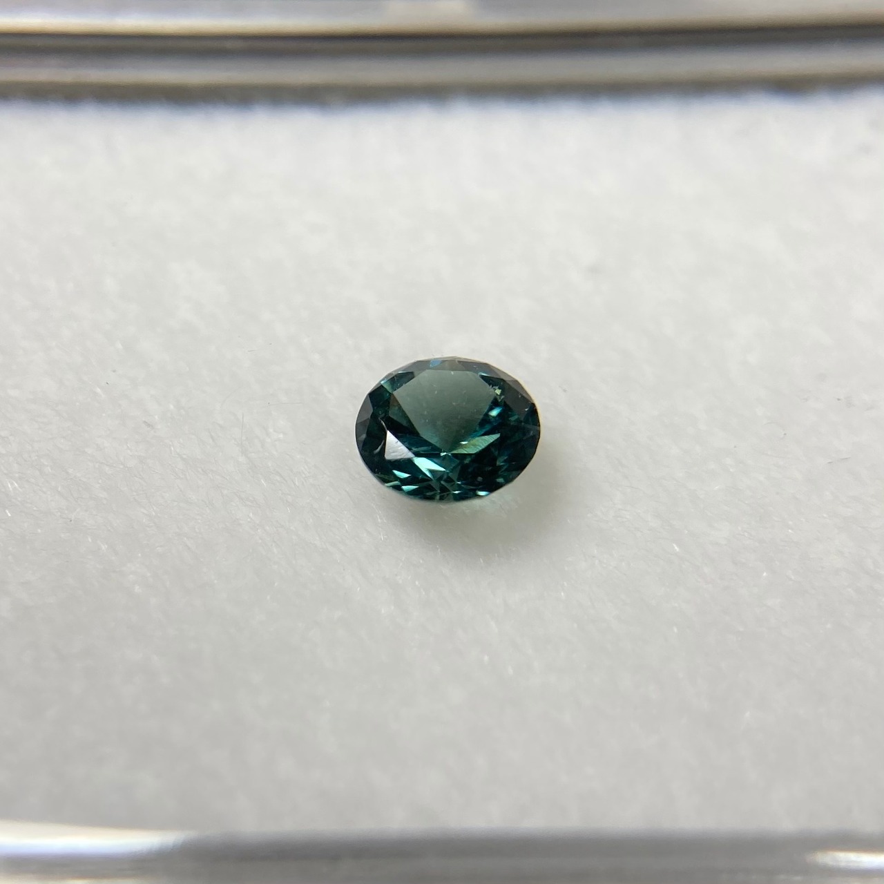 濃い緑系スピネル　ラウンドカット　約3.8mm　No.38-1