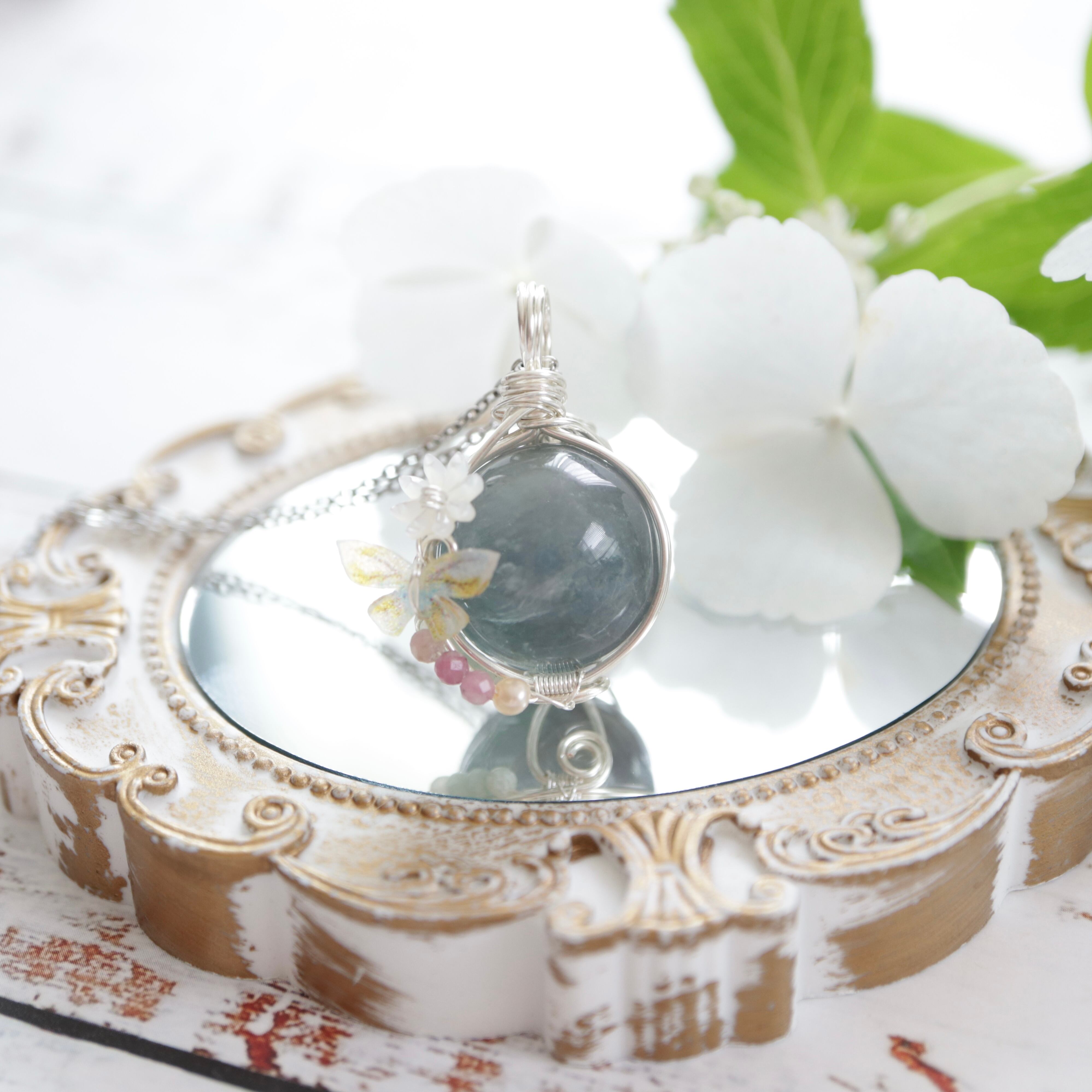 【1点もの】フローライトのスフィアペンダント《雨音にとける光》|透明感あふれる癒しの天然石アクセサリー