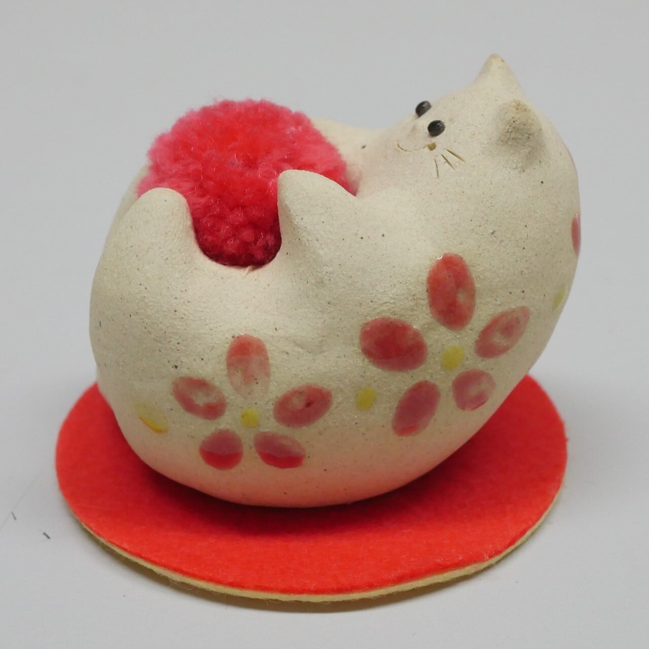オリジナル陶器猫「ねこのひげ枕」へそ天タイプ 子ねこ 赤花柄 | Dela猫