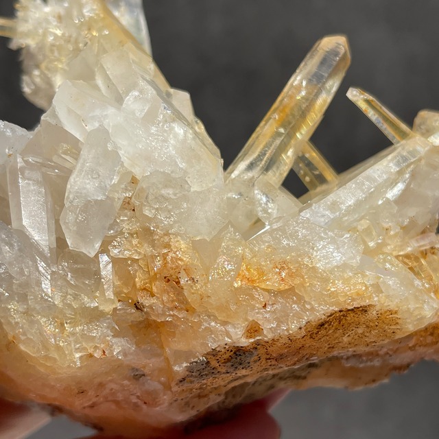 ネパール・ダーディン産 ゴールデンヒーラークォーツ クラスター｜ヒマラヤ水晶｜イリデッセンスあり
