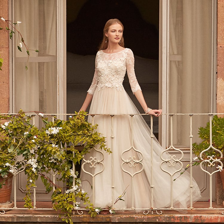 美品！ウエディングドレス ホワイト ソフトチュール 花柄のモチーフ刺繍が美しく ミディアムドレス プリンセスライン エレガント シアーな美しさ