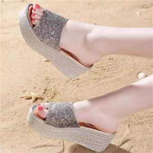 【送料無料】 シューズ 靴 サンダル 3色 きらきら 厚底 ウェッジヒール アーモンドトゥ グリッター エレガント 可愛い 大人可愛い きれいめ シンプル カジュアル シック コンサバ 華やか 大人 上品 おしゃれ お洒落 こなれ感 高見え 高級感 ガーリー 無地 夏 10代 20代 30代 40代 レディース 女性 ママ デート お出かけ 女子会 お呼ばれ 休日 お茶会 授業参観 運動 ビーチ 海 リゾート デイリーユース 普段使い オルチャン 韓国系 ファッション コーデ スタイル 楽ちん 美脚