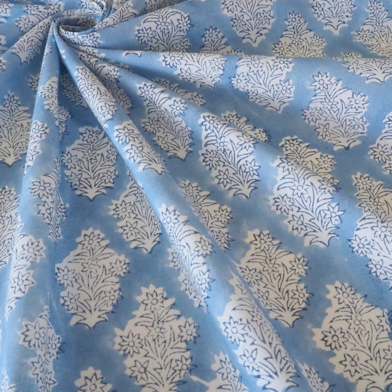 ブロックプリント生地【50cm単位】インド綿  小花柄 ゼニスブルー×白 #46797-BL2【再入荷】