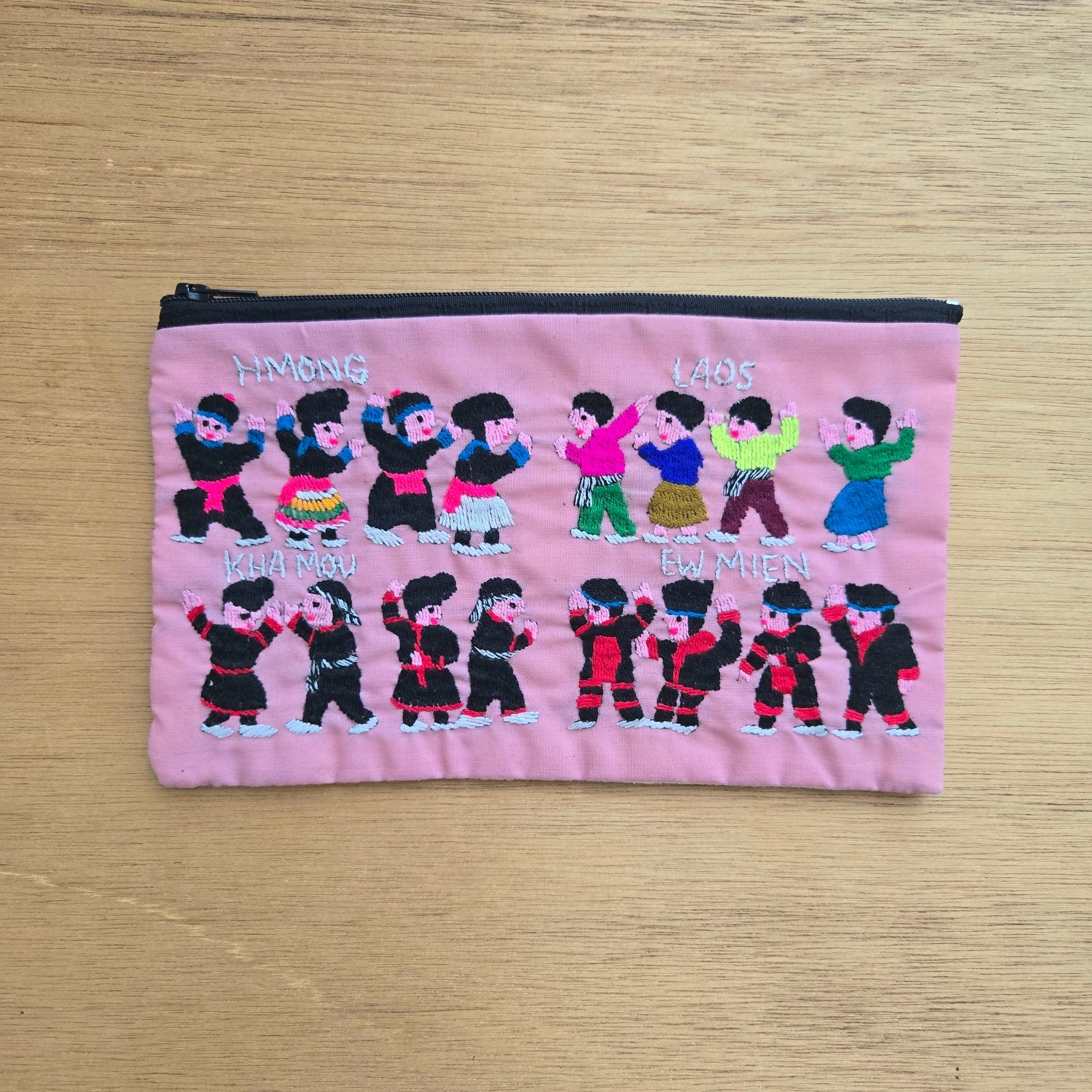 ラオス モン族手刺繍ポーチ・ラオスの人々 | gururi