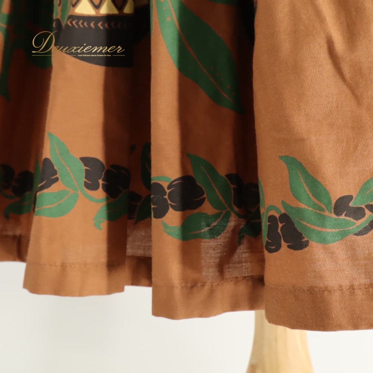 フラダンス 衣装 ALOHA STANDARDS アロハスタンダード パウスカート ブラウン系 ラウアエ柄 植物柄 イプ柄 ハワイアンプリント ハワイアン アロハ フラ ダンス レッスン 練習 ハワイアンダンス 茶 緑 黒 グリーン系 ブラック系 ベージュ系 シングル スカート フレア 華やか かわいい おしゃれ