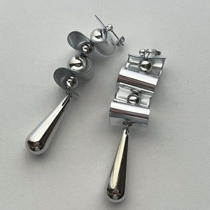 シルバー PVC ビニール うねうね ドロップ ピアス/イヤリング|marimo-モノトーンカラーのハンドメイドピアス・アクセサリー