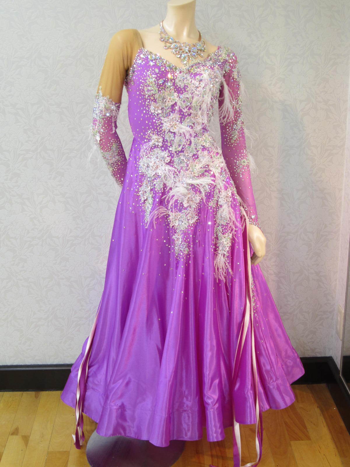 社交ダンス モダン用 白 ベージュ系バラ柄 スワロいっぱい 社交ダンス