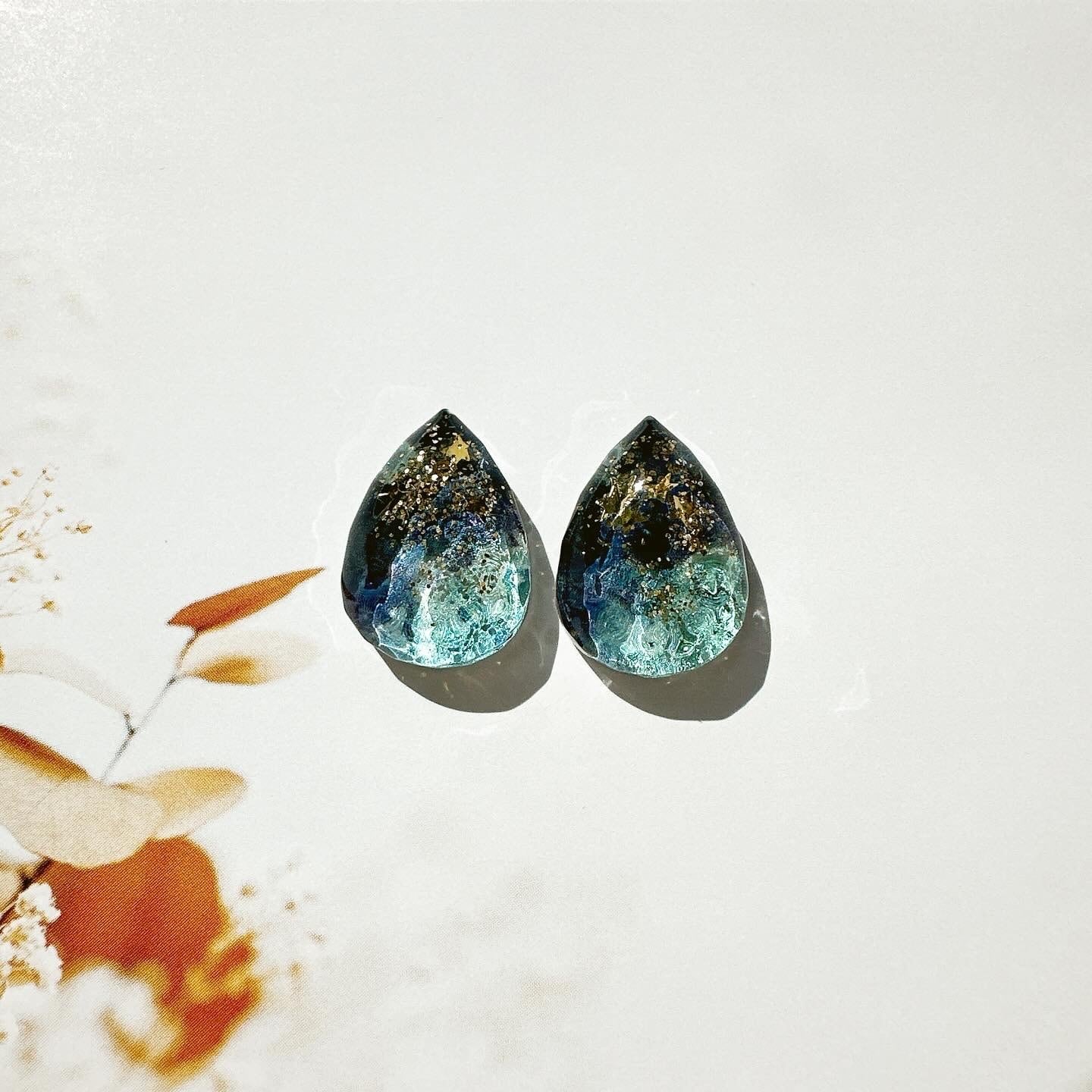 No.050 水彩レジンしずく型ピアス、イヤリング（夜空） | 菜の花工房