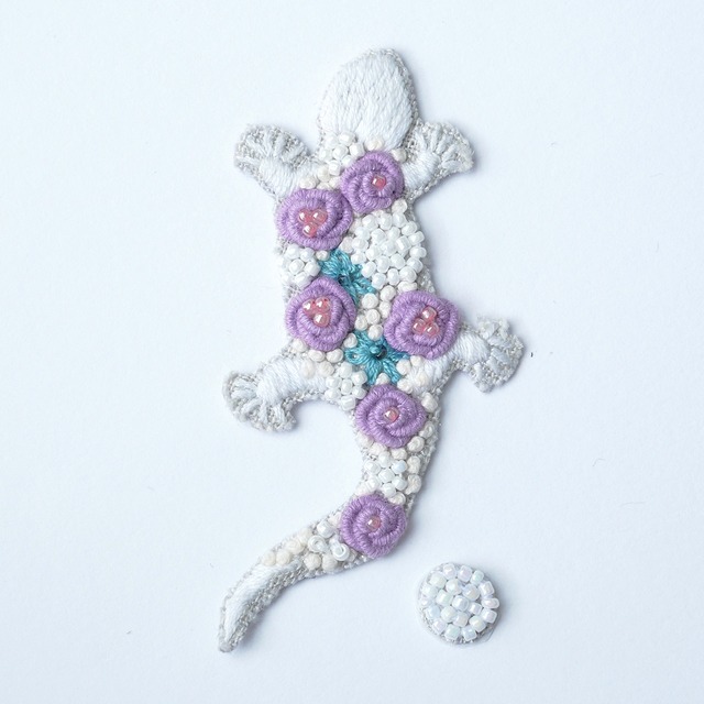 手刺繍シール　ししゅール「ペンギンWH」刺繍ステッカー スマホアクセサリー 花刺繍　ワッペン