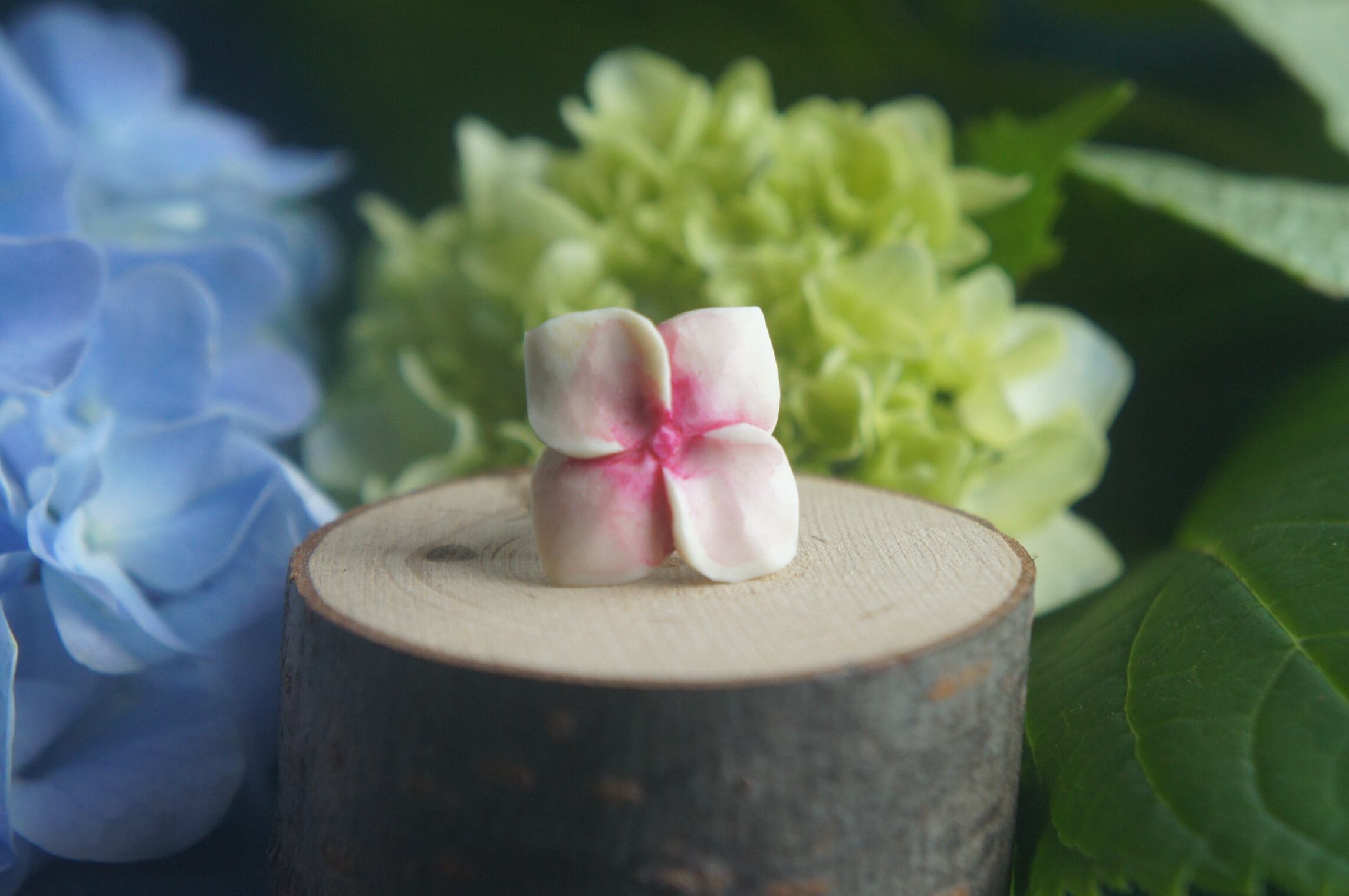 鹿角彫刻「紫陽花 ひとひら」ピアス【B】 | deer bone 