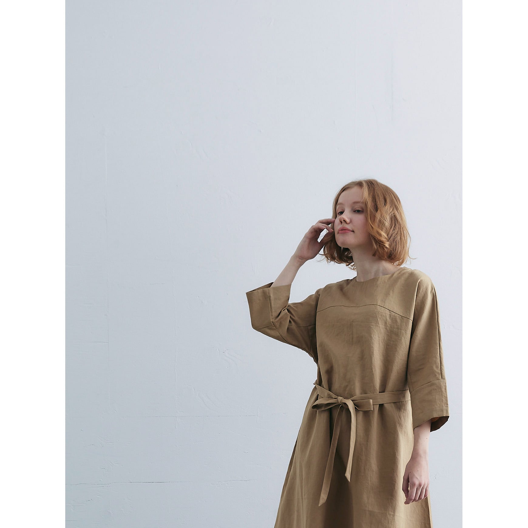 MAGALI コットンヘンプ.ウェザー バックボタンワンピース ベージュ 