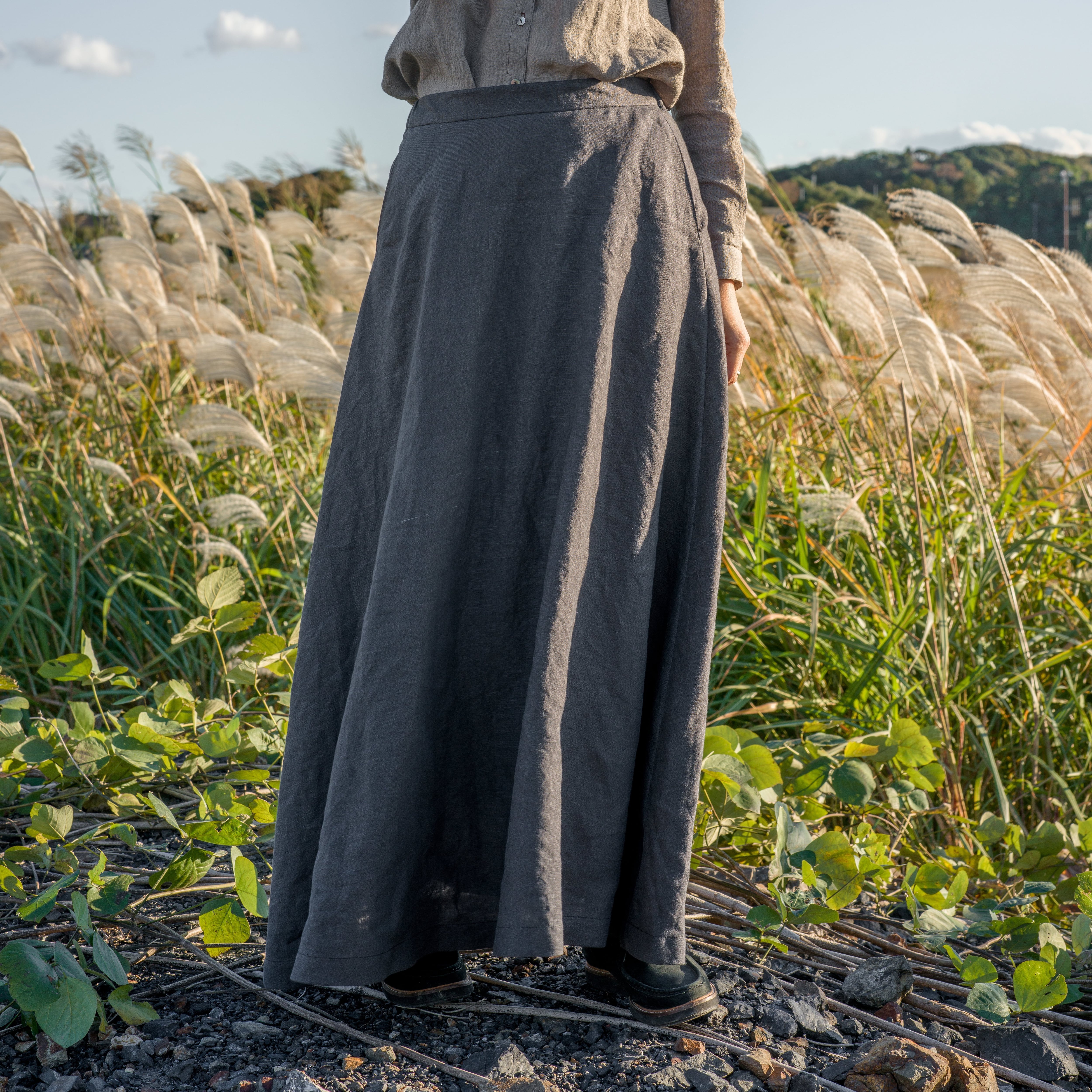 リネンのロングフレアスカート(裏地付き)ウエスト後ゴム 表地:リネン100% 裏地:キュプラ100% color : チャコールグレイ