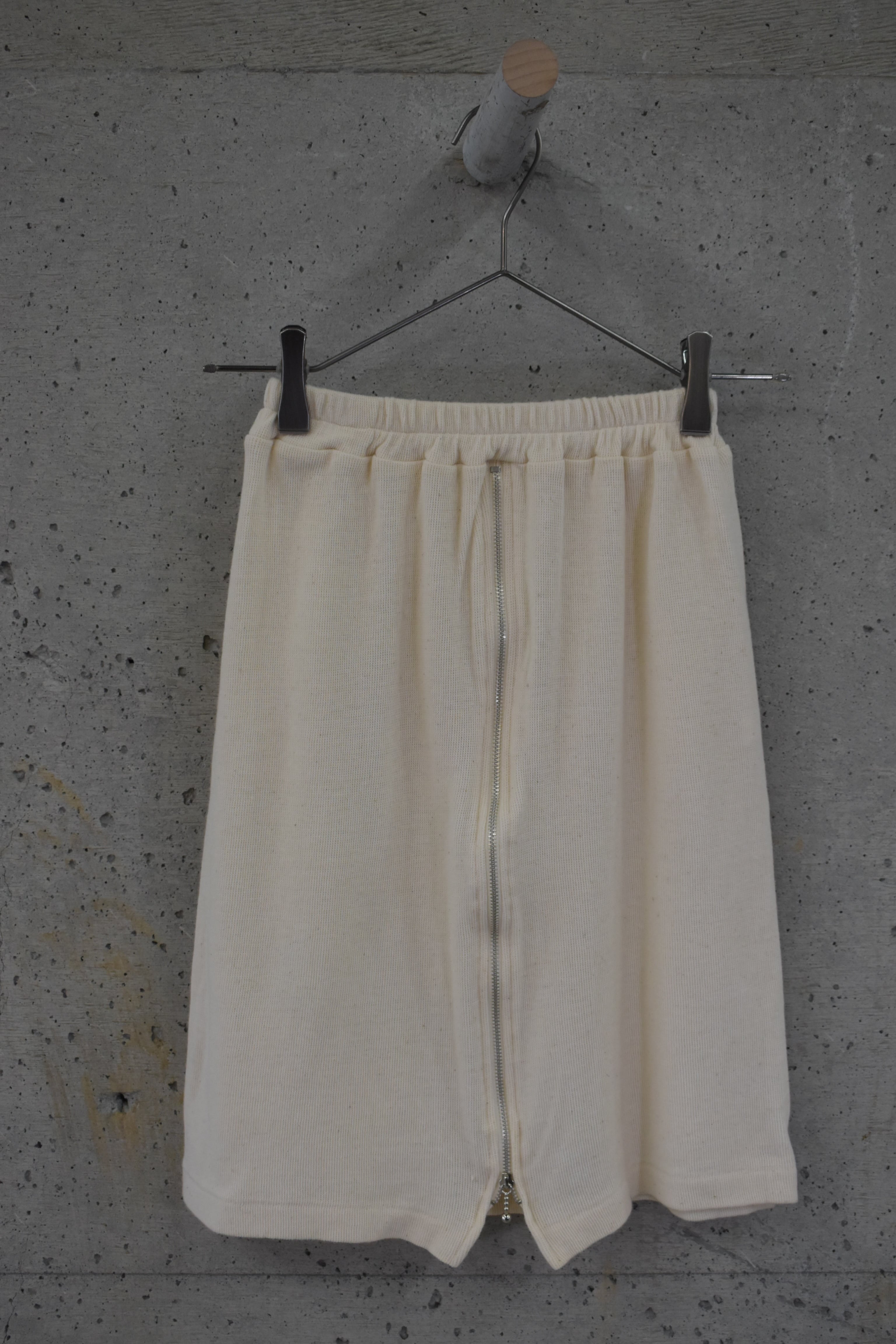 Natural-colored front-zip knit skirt