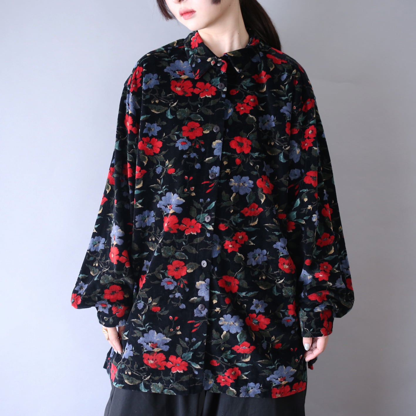 black base good coloring flower pattern over silhouette velours shirt