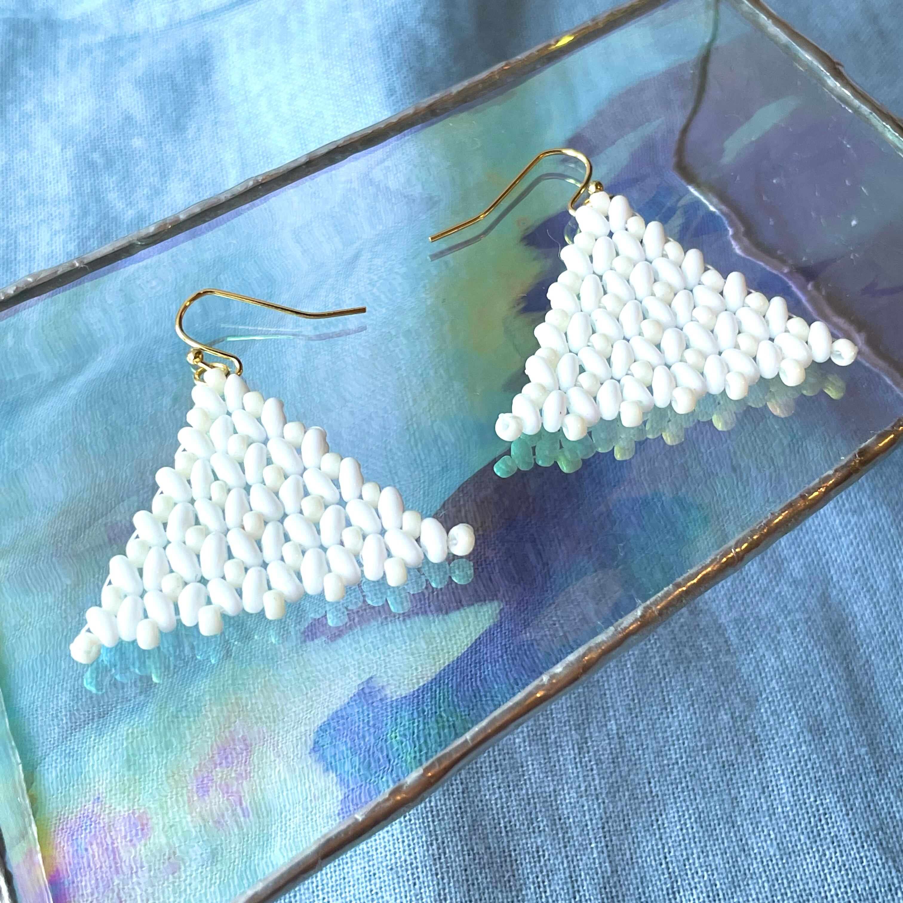 ホワイト＆レッドチェコビーズピアス、イヤリング 877559d785bf9836197bd8b17776fe