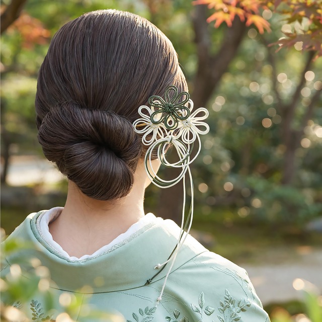 飾り結びかんざし「薫り満つは」（アイボリー×深緑）【軽量】浴衣・着物・フォーマルの和装ヘアに。