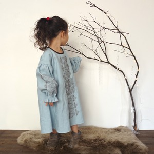 [ Kids ] ソロチカ刺繍のリネンギャザーワンピース -misty blue-