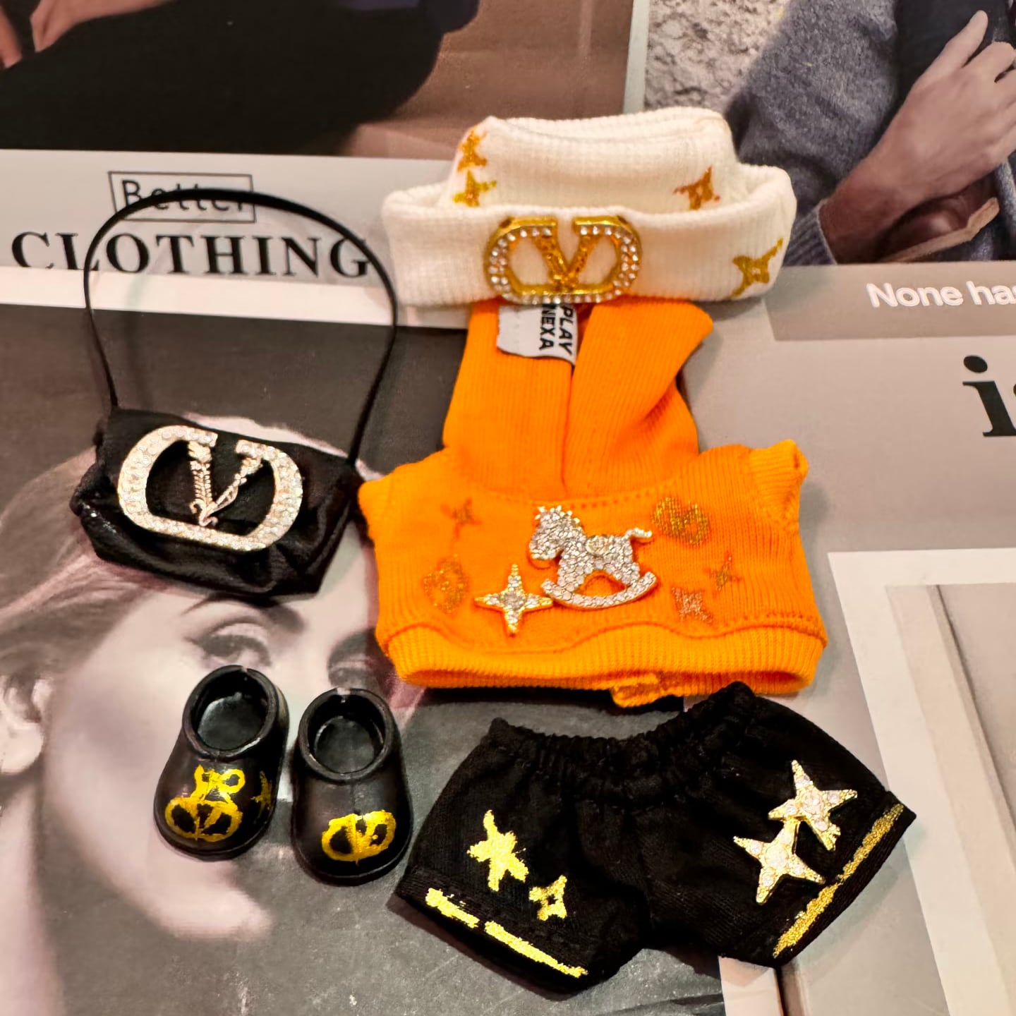 4.0 ラブブ10cmにぴったり!Labubu 高級スウェットセット 元気オレンジ×胸元キラキラ馬 高級感 可愛い フルセット 可愛くて若々しい