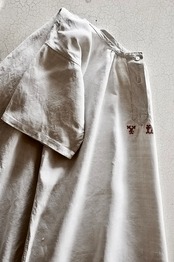 フランス 1900s 手織リネン 装飾的モノグラムと緩やかなワンピースa アンティーク