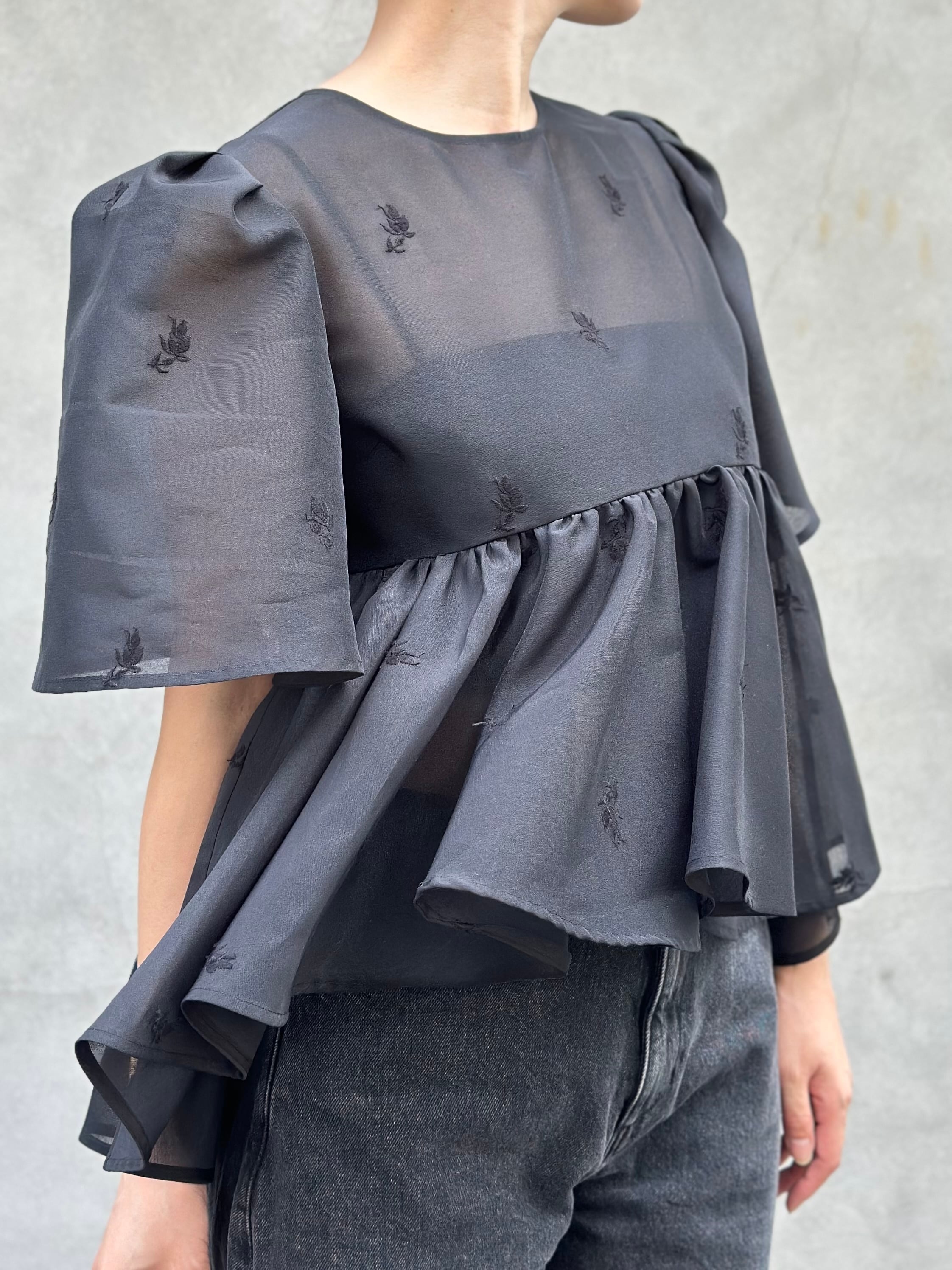 Bell sleeve embroidery blouse | Bluelea