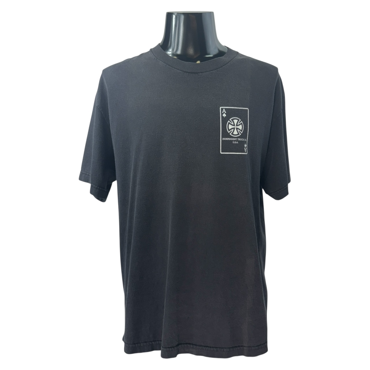 【INDEPENDENT】インディペンデント "Aces High" アイアンクロス フェードブラック Tシャツ