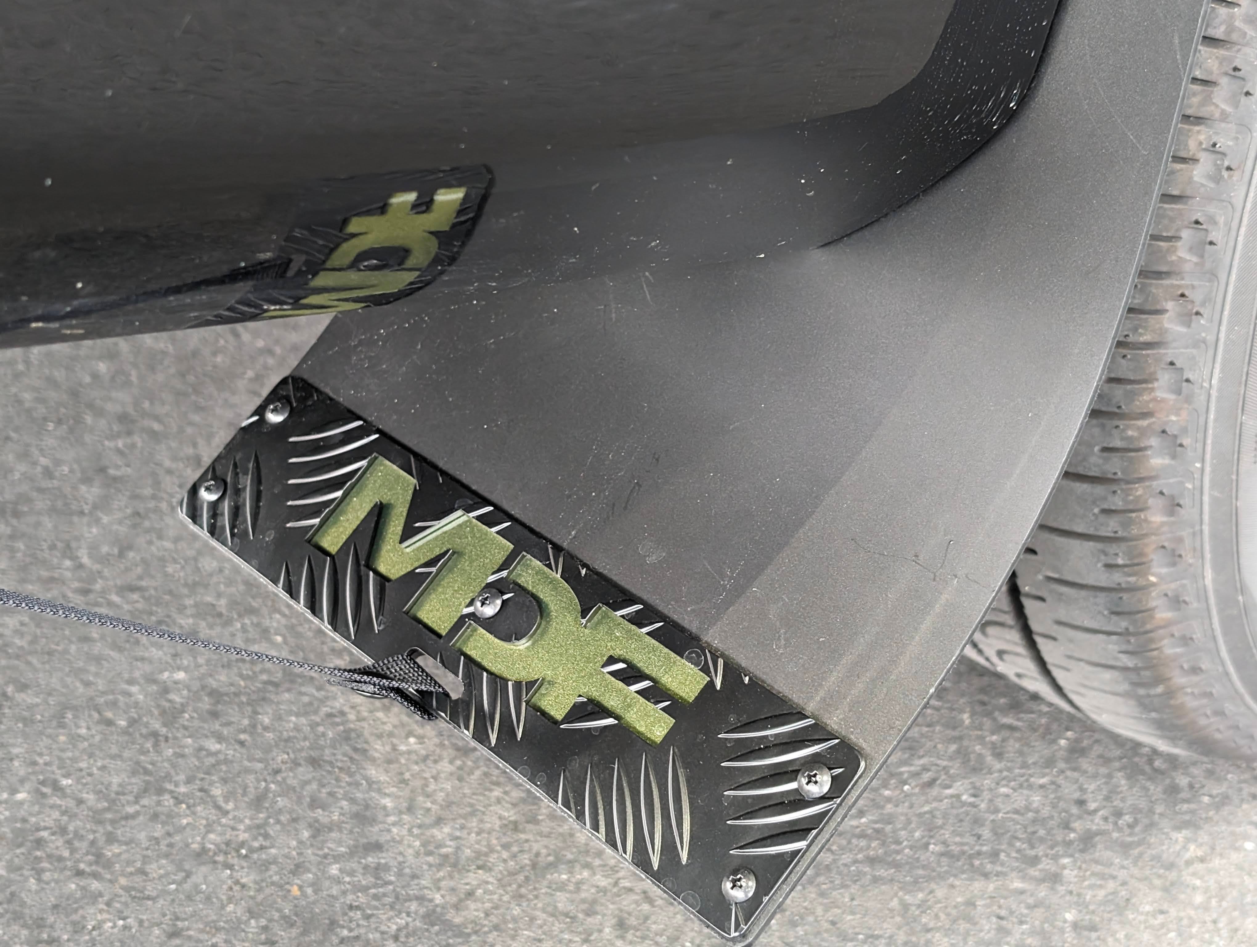 MDF デリカD:5専用オリジナルマッドフラップオプション ロゴカラー