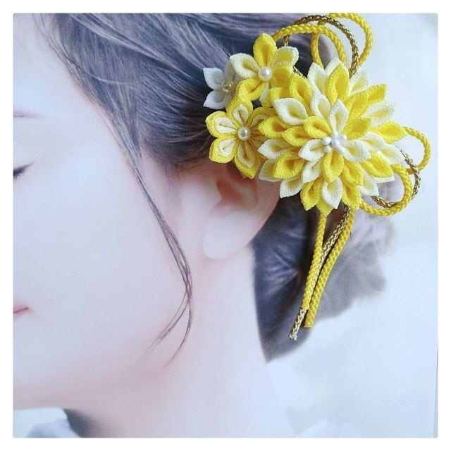 つまみ細工の髪飾り✳︎レトロな黄 つまみ細工 髪飾り クリームイエローマムセット 黄色 紐飾り | 和み屋