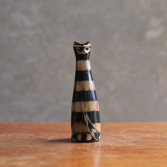 水牛の角から生まれた、艷やかなしま猫