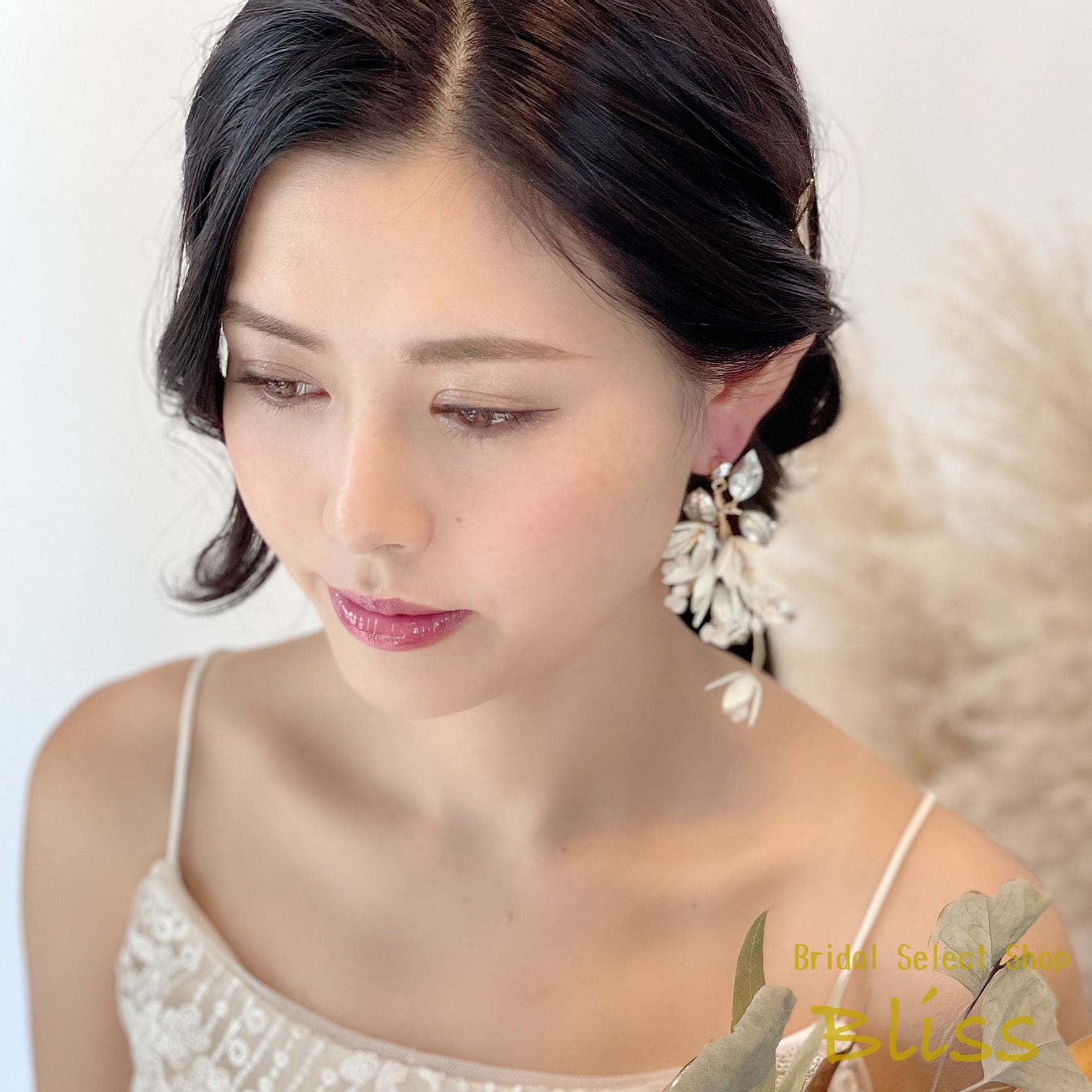 E-108 ウェディング アクセサリー【ホワイトフラワー &リーフ イヤリング(or ピアス選択)】ブライダル