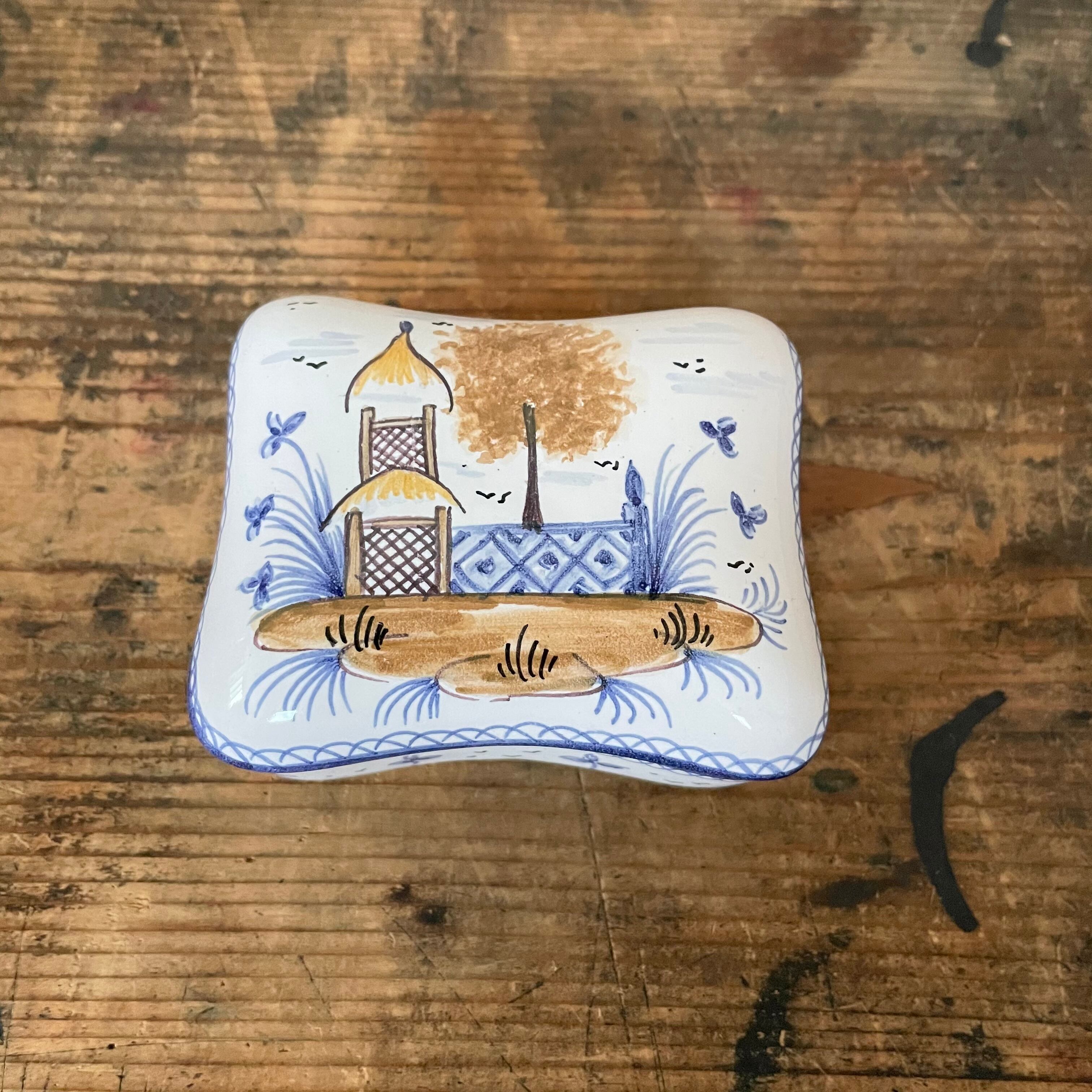 手描き模様のいれもの