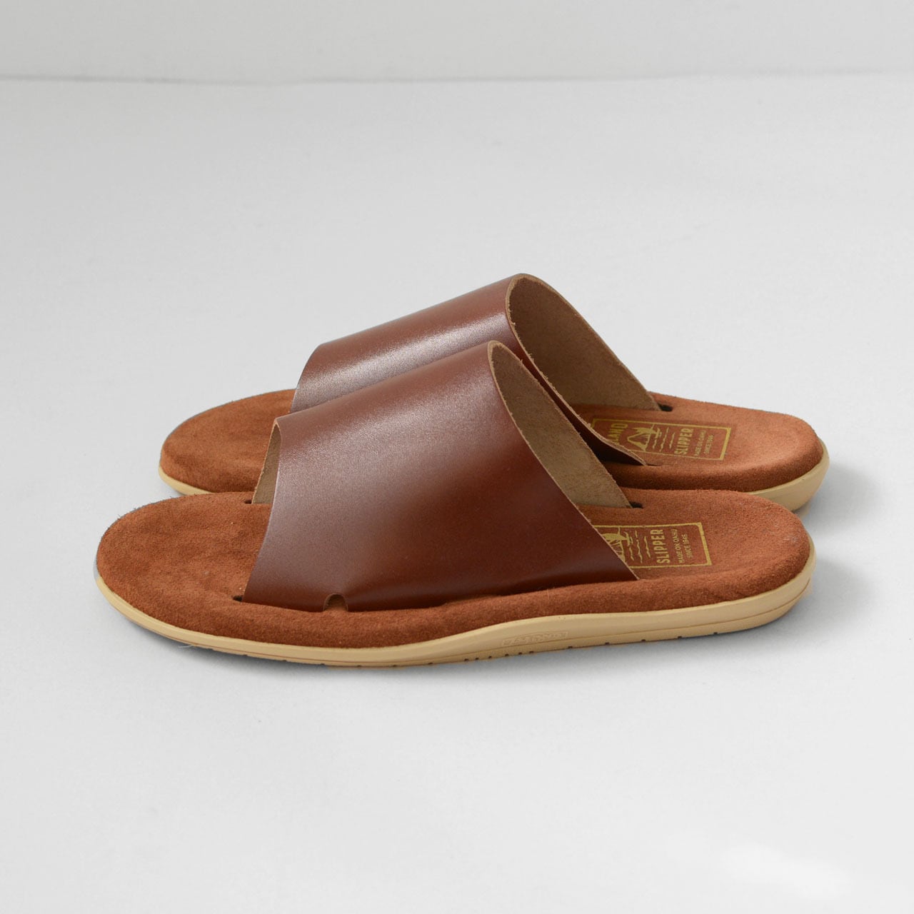 注目 SLIPPER ブラウンUS8スタッズ付き アイランドスリッパ ISLAND SLIPPER アイランドスリッパ WHY US8 注目 SLIPPER ブラウンUS8