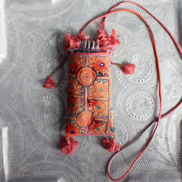 インド刺繍のスマホショルダー