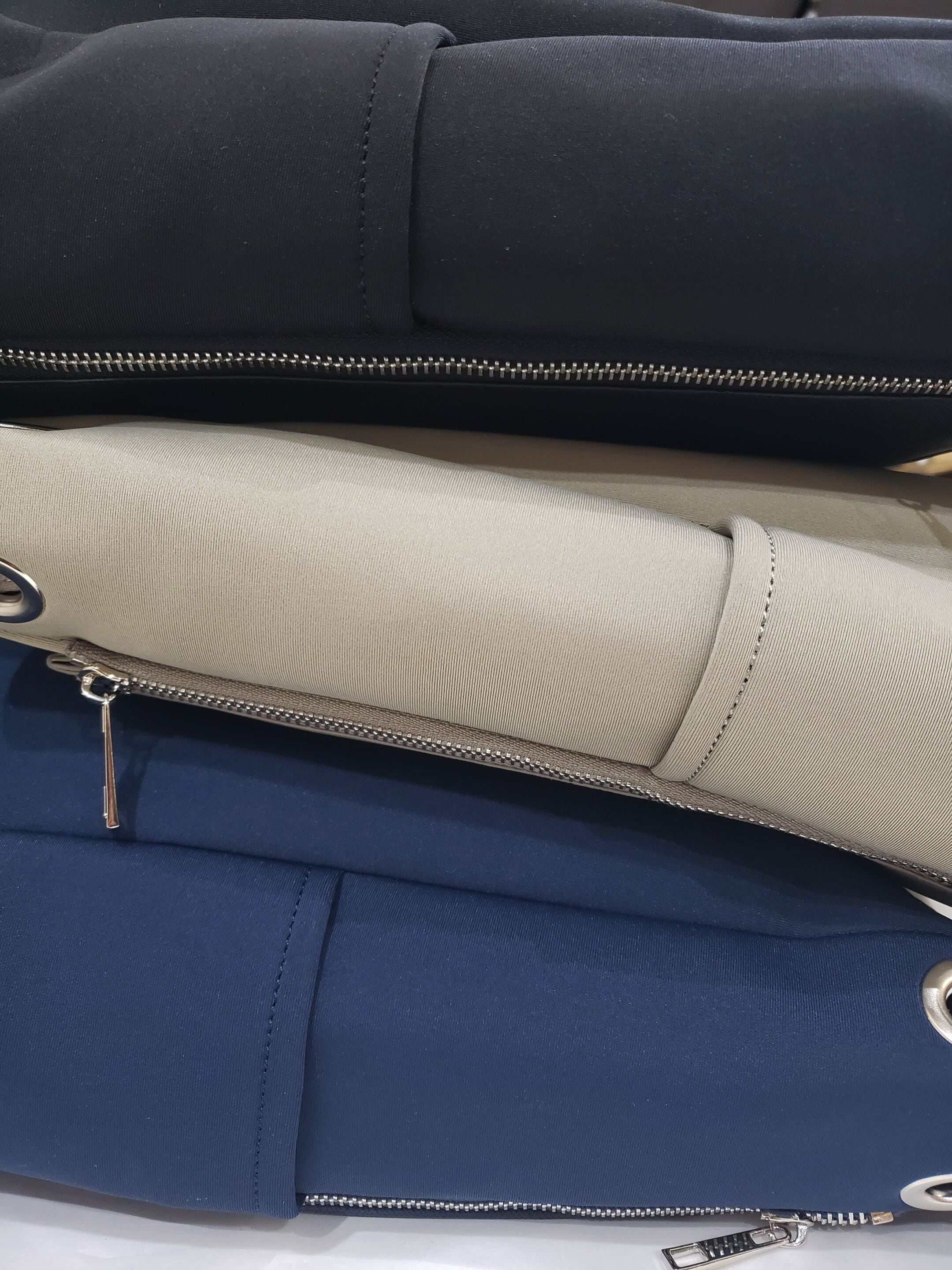 送料無料】クルアA3面BIGトート隠せる痛バッグ 大容量 推し活 大きい