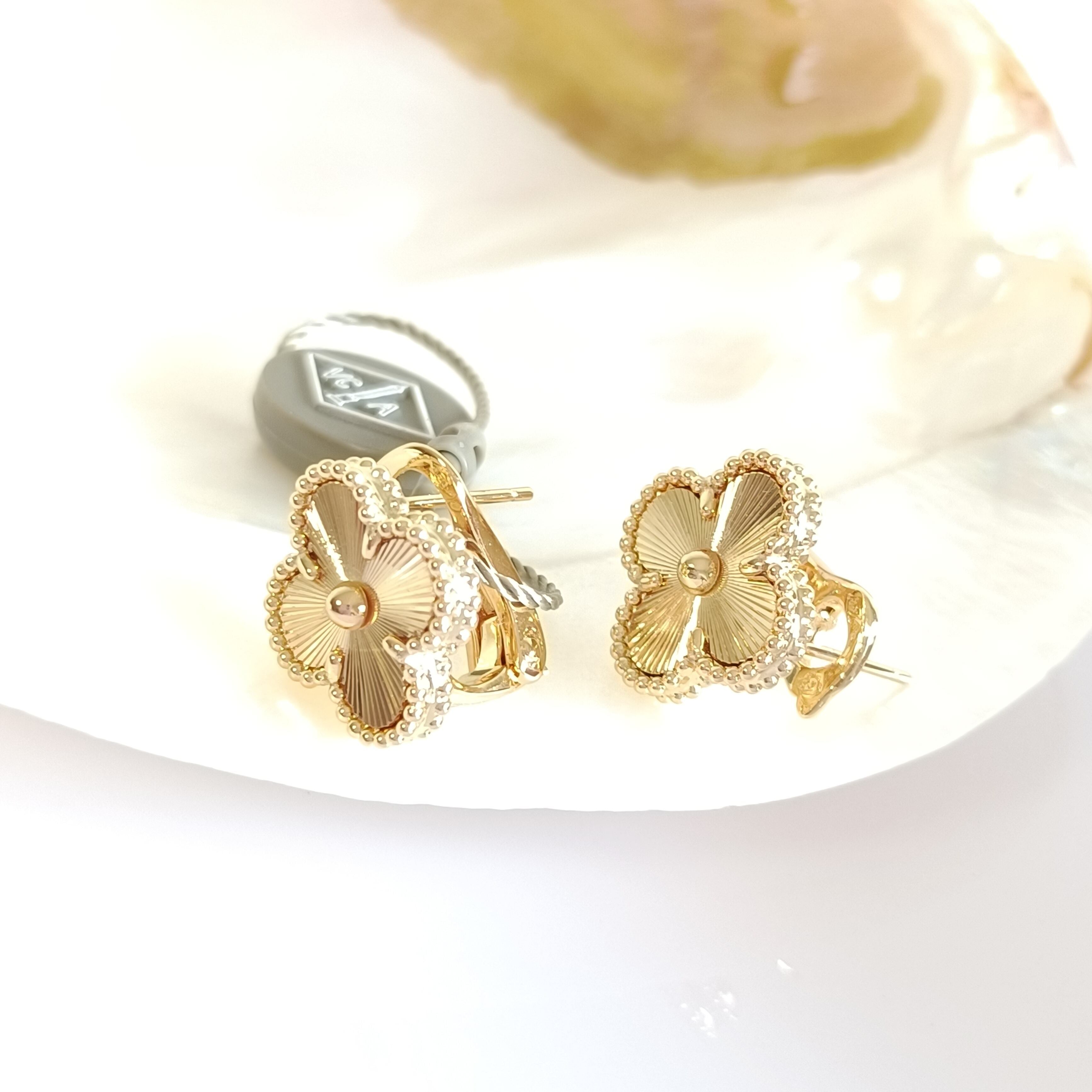 ギヨシェ イエローゴールド クローバーピアス 15mm | olive&caty