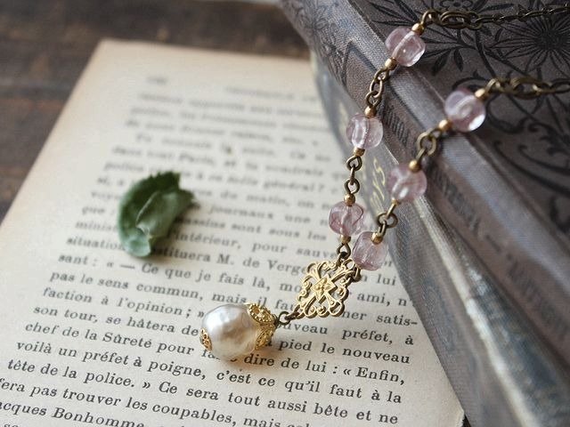 本当に稀少です！半透明のミリアムハスケルのＮＩＫＩパールと真鍮フィリグリー　花びら色のネックレス