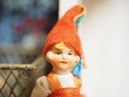 赤い帽子・朱色スカート・エプロンの女の子　Hertwig 画像10