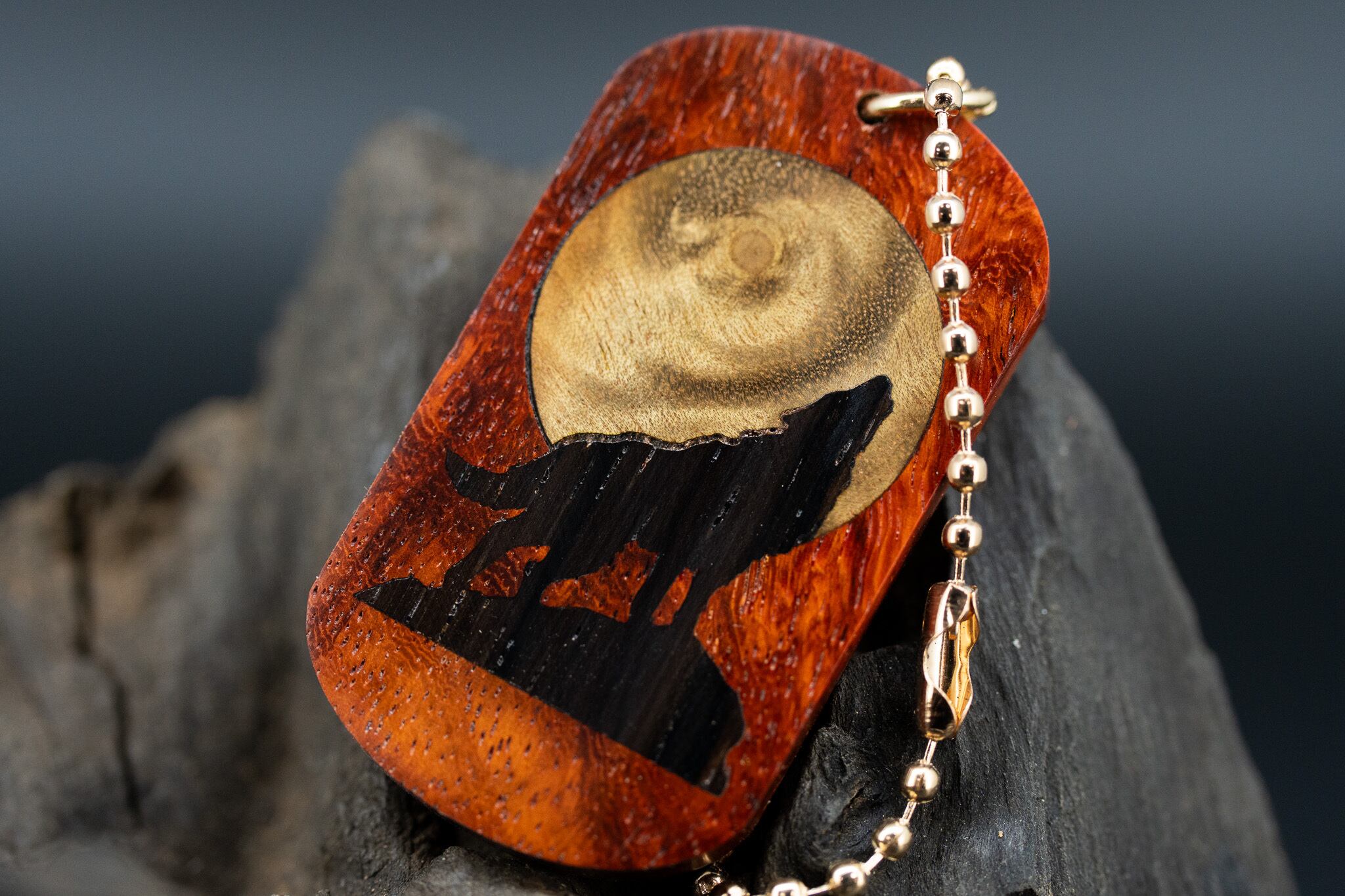 【朱色の銘木】 本花梨瘤 特上 ドッグタグ 象嵌 月と狼