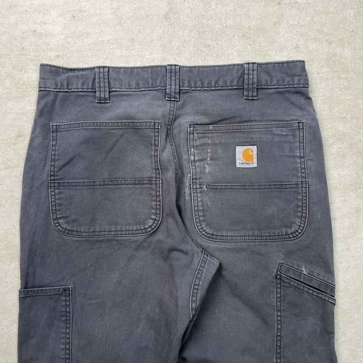 カーハートダブルニーワークパンツグレイ33 写真よりも実物は薄いグレーです カーハート RELAXED FIT ダブルニー ダックペインターパンツ グレー