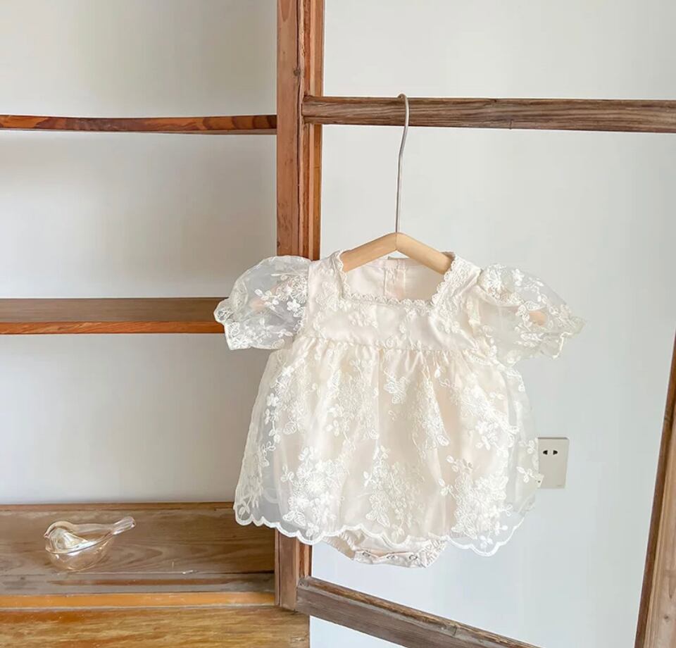 レースロンパース……..海外子供服 ベビー 女の子 ホワイト ナチュラル プチプラ