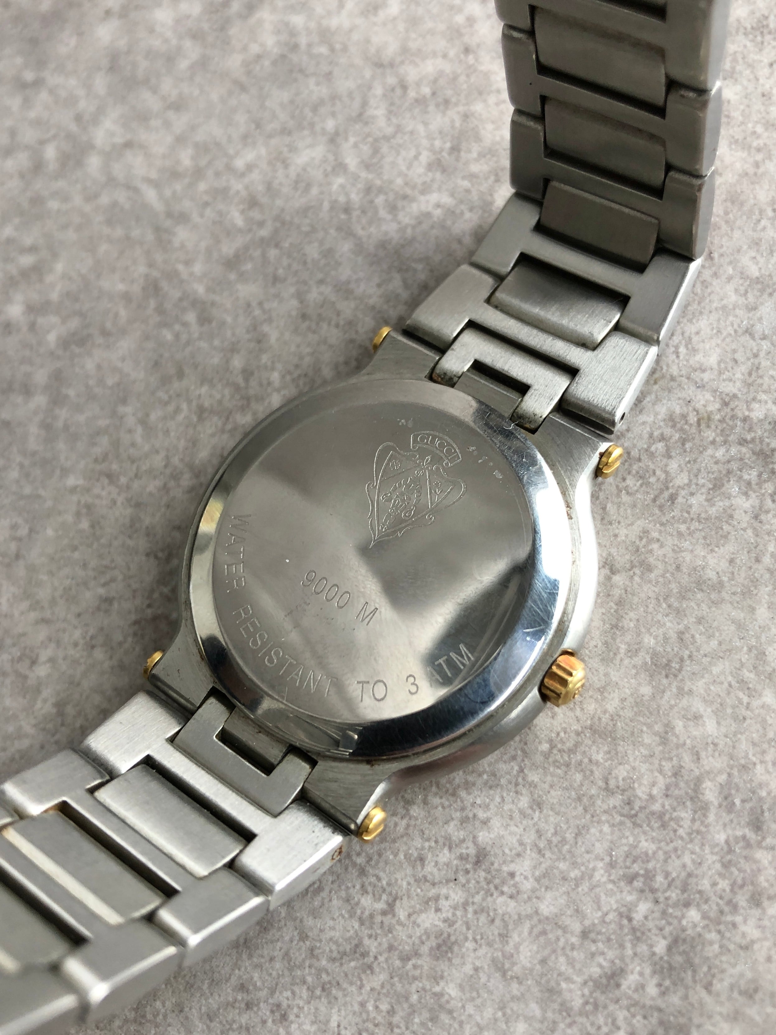 GUCCI グッチ 9000M 黒文字磐 デイト 腕時計 ゴールド シルバー GUCCI グッチ 腕時計 シルバー×ゴールド ステンレススチール 9000M