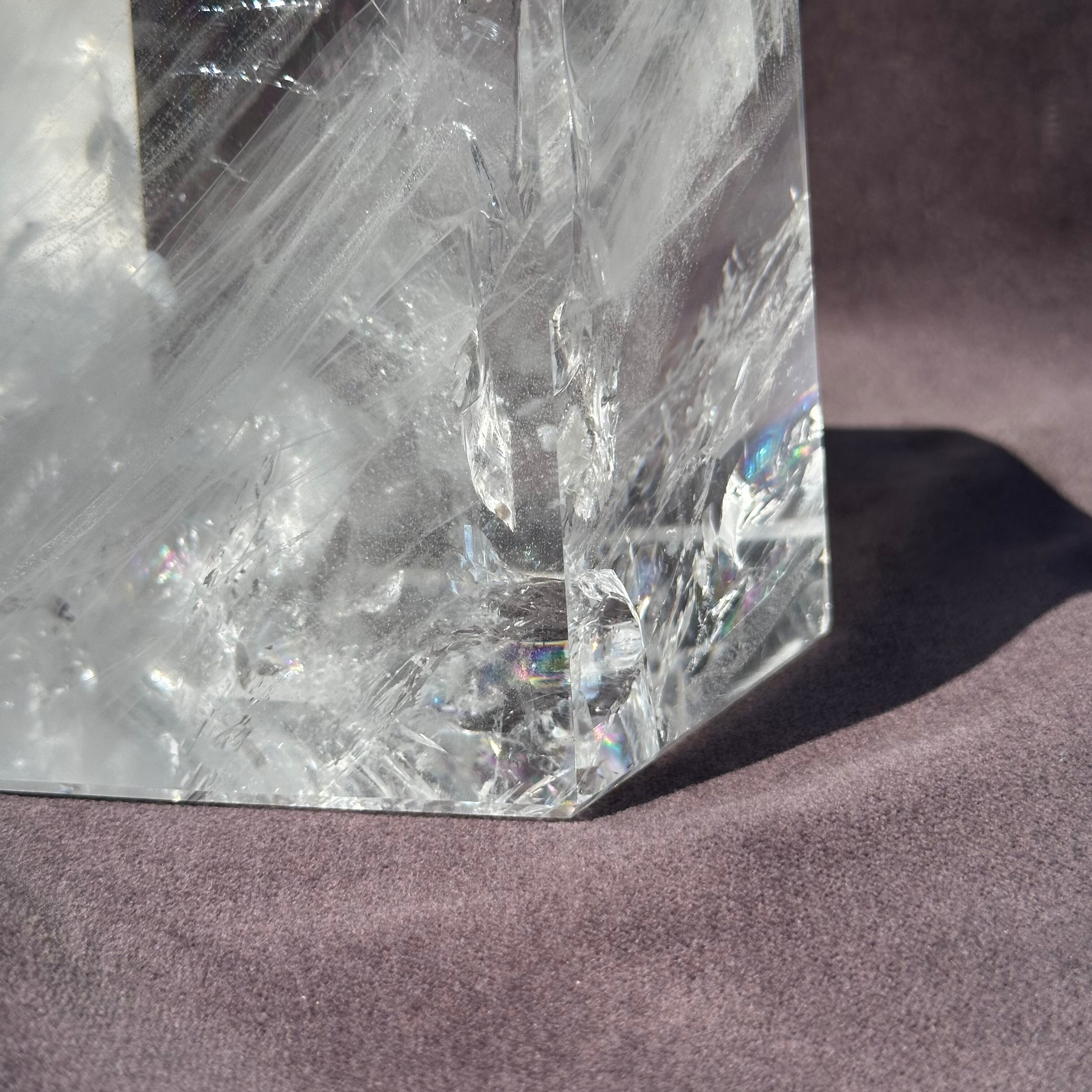 【レムリアン水晶】水晶 ポイント タワー 虹入り ブラジル産 1.9kg 虹色の蝶が羽ばたく【レムリアン水晶】水晶 ポイント タワー 虹