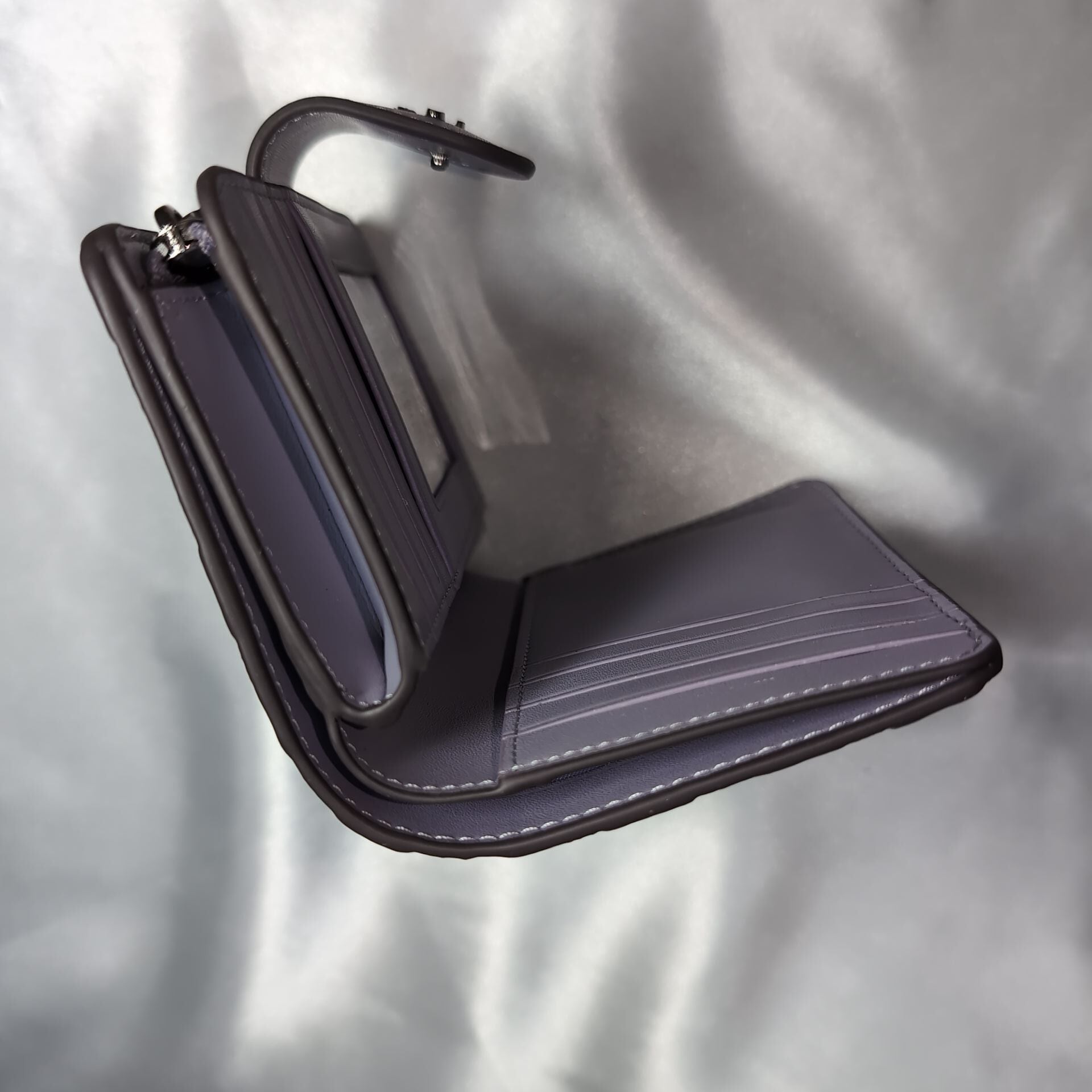 【新品】【特価！】COACH エンボスシグニチャー 二つ折り財布 カードホルダー Amazon | COACH/コーチ シグネチャーエンボスドレザー メンズ二