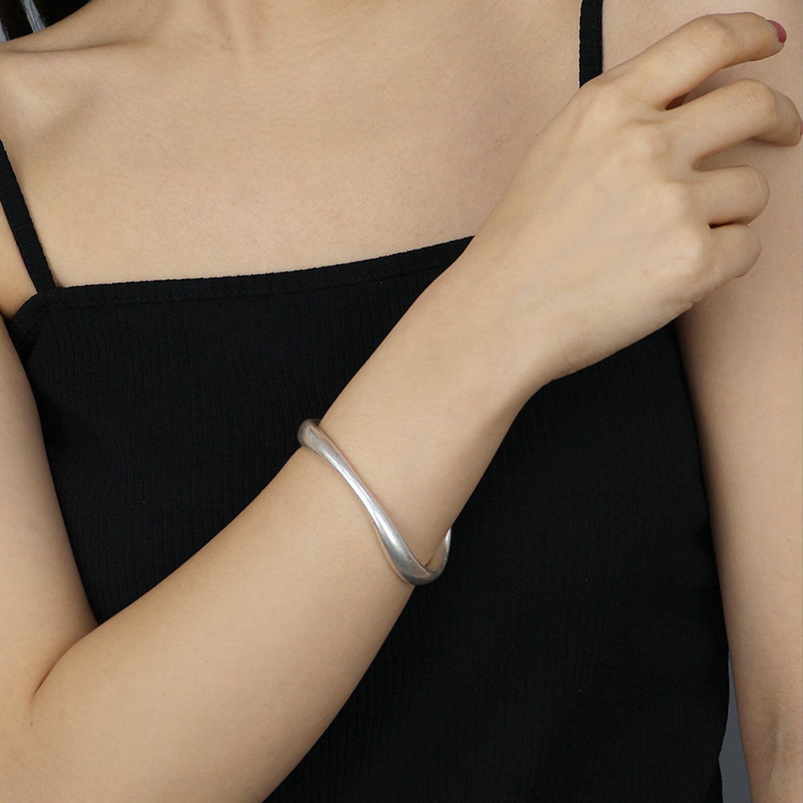 【SELECT】カーブメタルバングル　マット　艶消し　ボリューム　ニュアンス　大人カジュアル　ブレスレット　韓国製