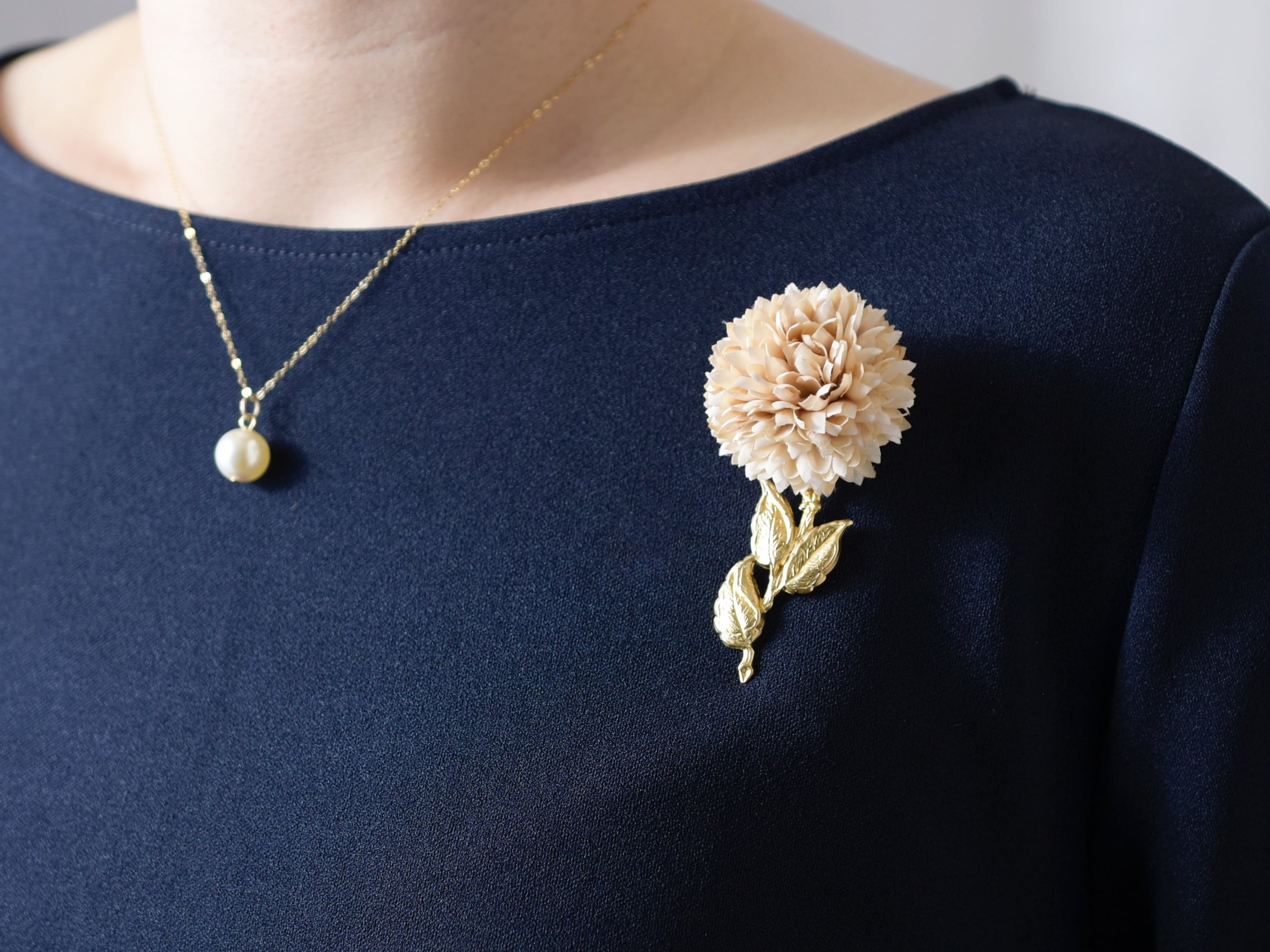 【コサージュ(ピンクベージュ)】ピンポンマム/ヴィンテージな真鍮の一輪のお花