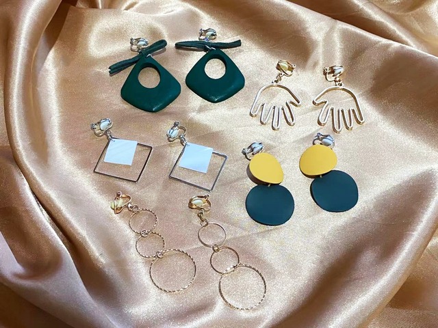 イヤリング5点セット　大ぶり　スクエア　サークル重ね　手型　ネジバネ式とクリップ式