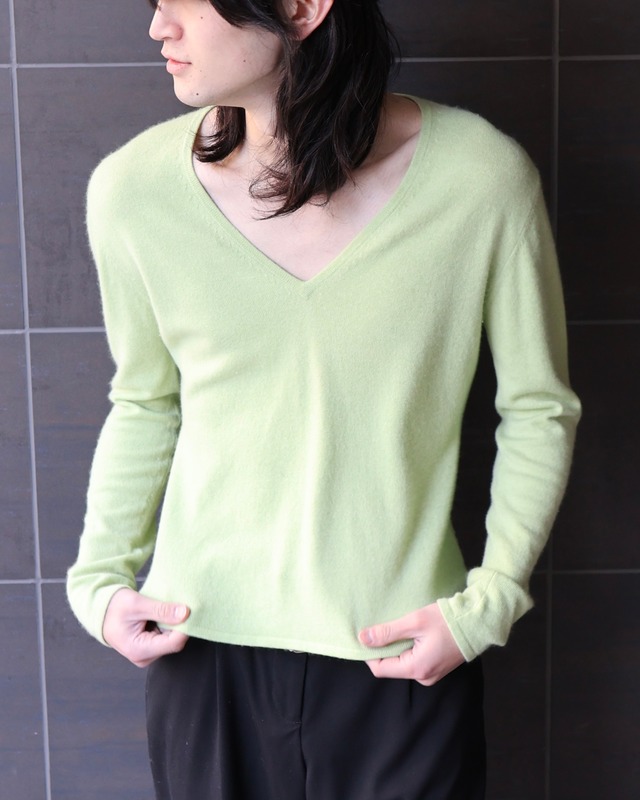 100%cashmere short length Vneck knit
