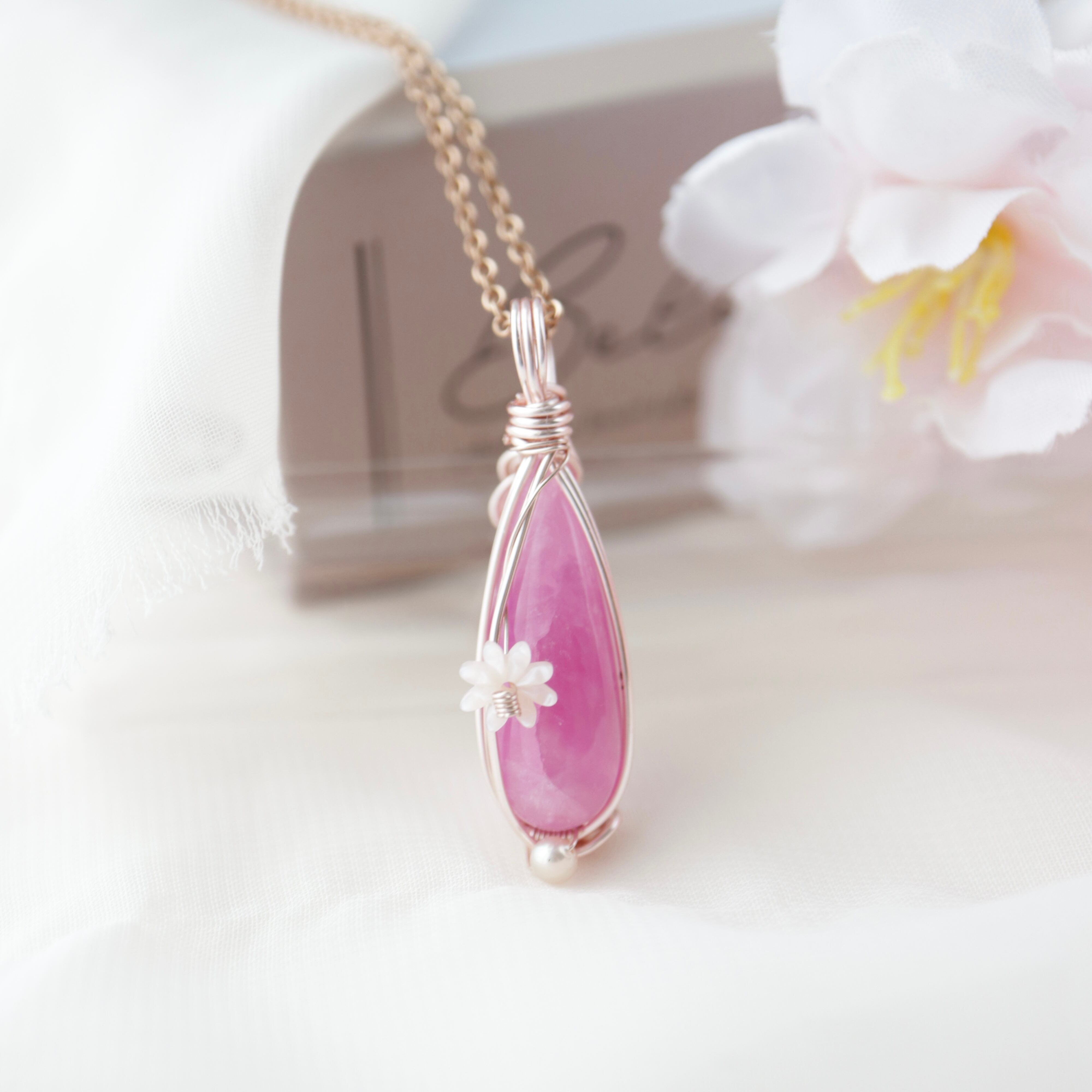 【1点もの】コバルトカルサイト《花雫のきらめき》|ピンク天然石アクセサリー・ワイヤーラッピングペンダント