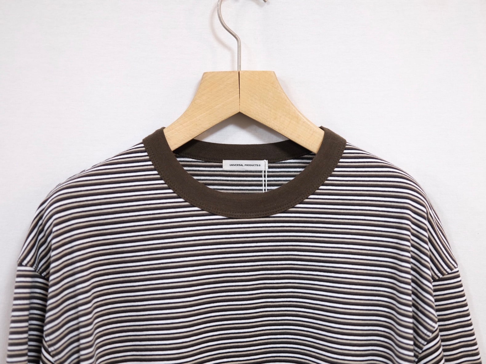 UNIVERSAL PRODUCTS.” MULTI BORDER L/S T-SHIRT BROWN” | Lapel