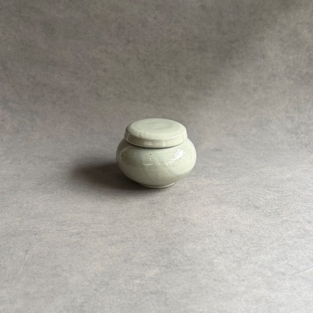 日高伸治   青白磁蓋付薬壺 大