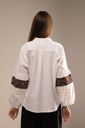 ウクライナ刺繍ヴィシヴァンカ　手刺繍　麻　レディース・フリーサイズ